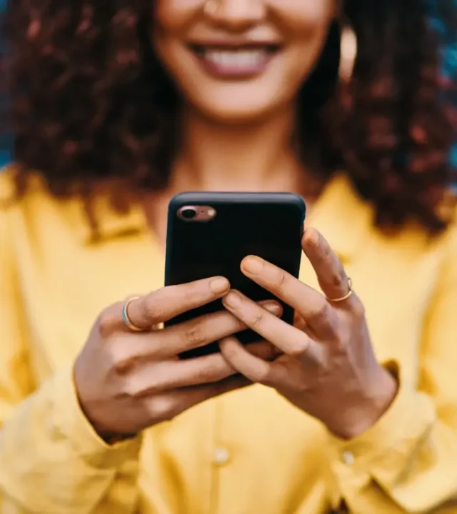 jessy-sieht-auf-ihr-handy-um-social-media-zu-nutzen