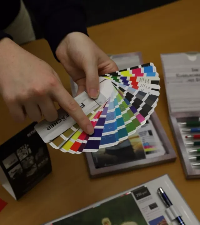 natalie-jost-zeigt-markenfarben-bei-retaro-im-webdesign-büro